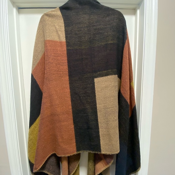 Stylish Color Block Poncho - Picture 3 of 3